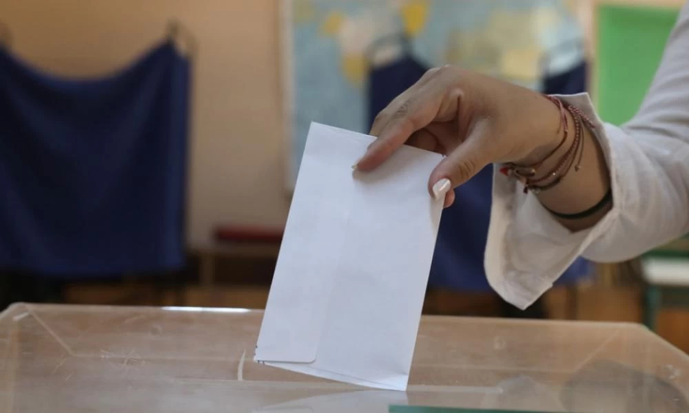 Νέα δημοσκόπηση: Το 1/3 των αναποφάσιστων είχε ψηφίσει ΝΔ - Ορατή η φθορά της κυβέρνησης